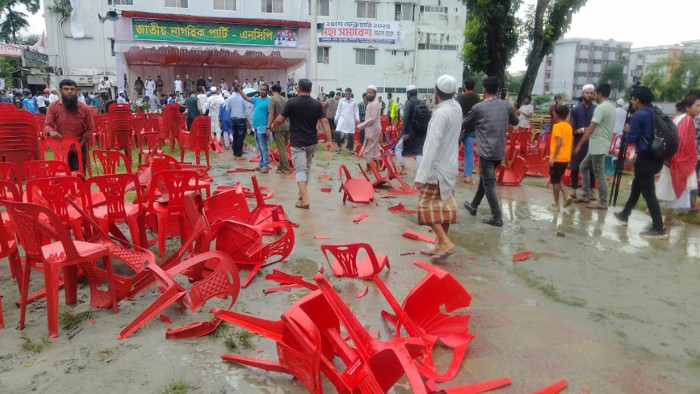 ‘জয় বাংলা’ স্লোগান দিয়ে এনসিপির সমাবেশ মঞ্চে হামলা