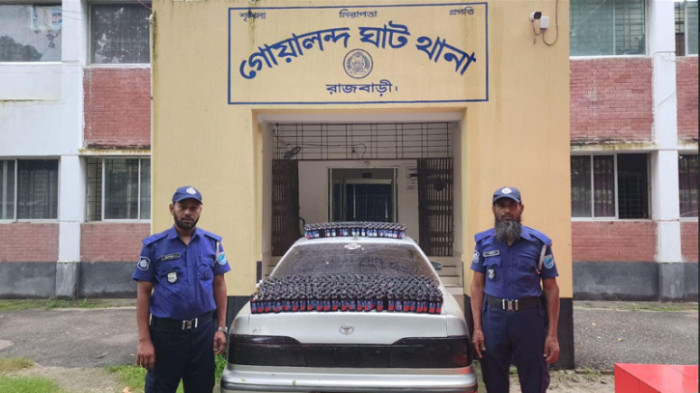 রাজবাড়ীতে পুলিশের অভিযানে ফেনসিডিলসহ প্রাইভেটকার উদ্ধার রাজবাড়ীতে পুলিশের অভিযানে ফেনসিডিলসহ প্রাইভেটকার উদ্ধার