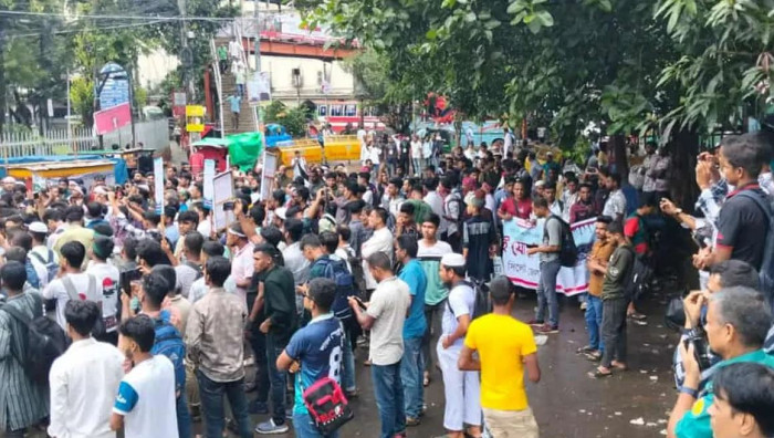 জুলাই সনদের দাবিতে শাহবাগ অবরোধ