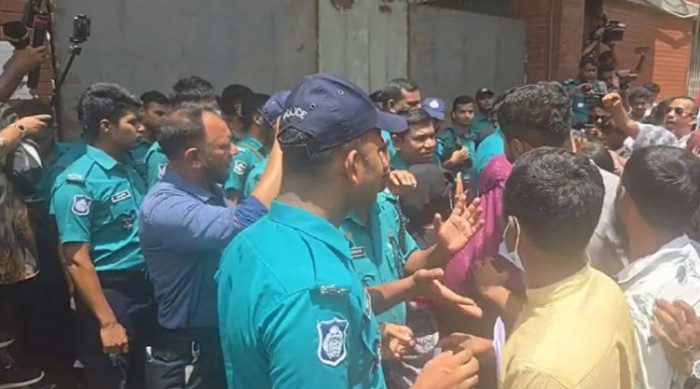 সচিবালয়ের সামনে জুলাই শহীদ পরিবার ও আহতদের অবস্থান