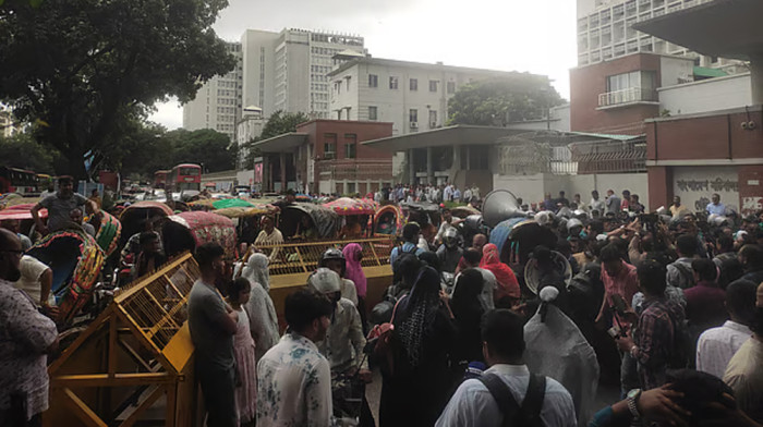 আলটিমেটাম দিয়ে সড়ক ছাড়লেন জুলাই শহীদ পরিবার ও আহতরা