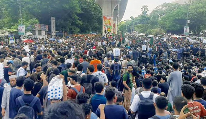 শাহবাগ মোড় অবরোধ করে প্রকৌশল শিক্ষার্থীদের বিক্ষোভ