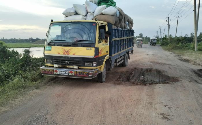 ধামরাইয়ের কাওয়ালী পাড়া বালিয়া আঞ্চলিক সড়কের বেহাল দশা