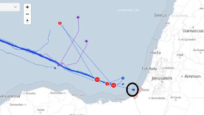 গাজার জলসীমায় ঢুকে পড়েছে একটি নৌকা, পেছনে আরও ২৩টি