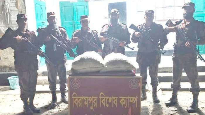 ফুলবাড়ী সীমান্তে বিজিবির অভিযানে মাদকসহ মালামাল আটক