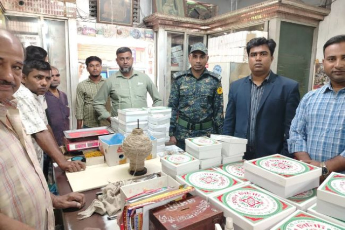 মিষ্টির শিরায় পোকাসহ সিগারেটের অংশ, ভোক্তার জরিমানা