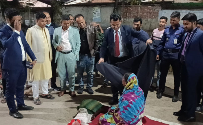 চাঁদপুরে মধ্যরাতে শীতার্তদের গায়ে কম্বল জড়িয়ে দিলেন ডিসি