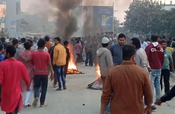 বিএনপির প্রার্থী পরিবর্তনের দাবিতে মুক্তারপুর সেতুতে আগুন জ্বালিয়ে বিক্ষোভ