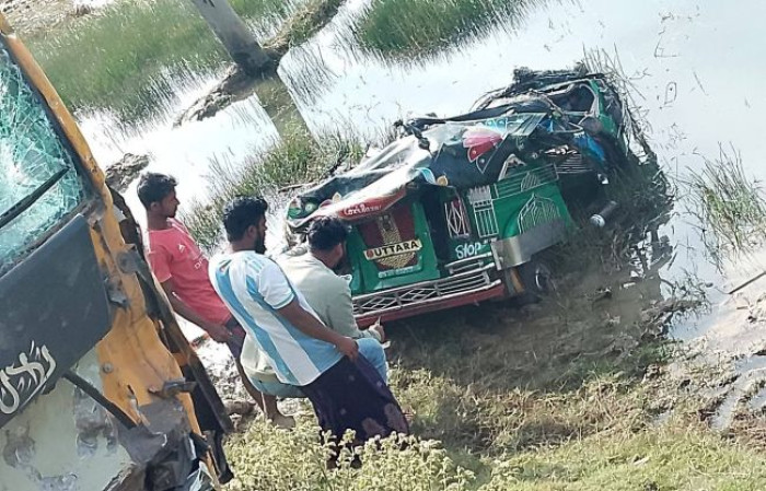 টেকনাফে ট্রাক-অটোরিকশা মুখোমুখি সংঘর্ষে নিহত ২