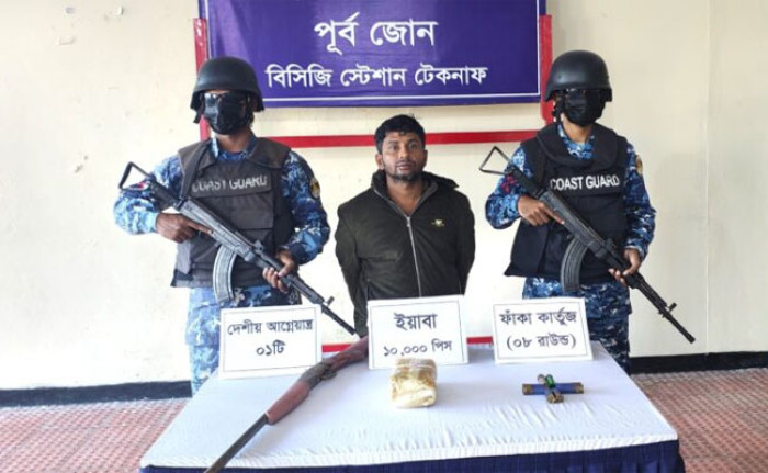 টেকনাফে ইয়াবা ও আগ্নেয়াস্ত্রসহ কুখ্যাত সন্ত্রাসীর সহযোগী গ্রেফতার