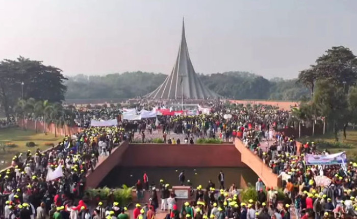 জাতীয় স্মৃতিসৌধে সর্বস্তরের মানুষের শ্রদ্ধা