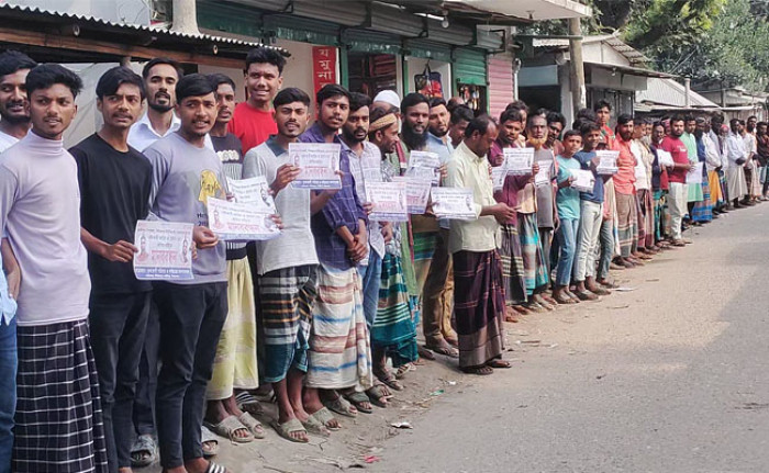 সিরাজগঞ্জে স্কুলছাত্রী ধর্ষণকারীদের গ্রেফতার ও শাস্তির দাবিতে মানববন্ধন