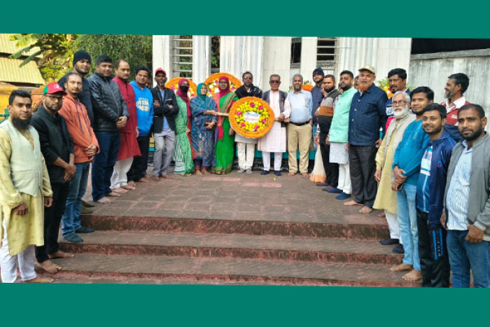  বিজয় দিবস উপলক্ষে চট্টগ্রাম রেল শ্রমিকদল শহীদ বেদিতে ফুলেল শ্রদ্ধা