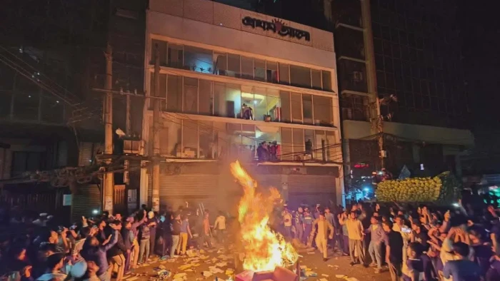 প্রথম আলো কার্যালয়ে হামলা-ভাঙচুর ও অগ্নিসংযোগ