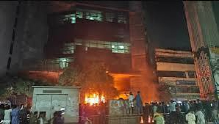 ডেইলি স্টারের প্রধান কার্যালয়ে হামলা-ভাঙচুর ও অগ্নিসংযোগ