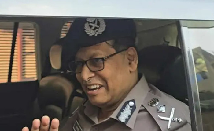 প্রথম আলো ও ডেইলি স্টারের ভবন পরিদর্শন করলেন আইজিপি