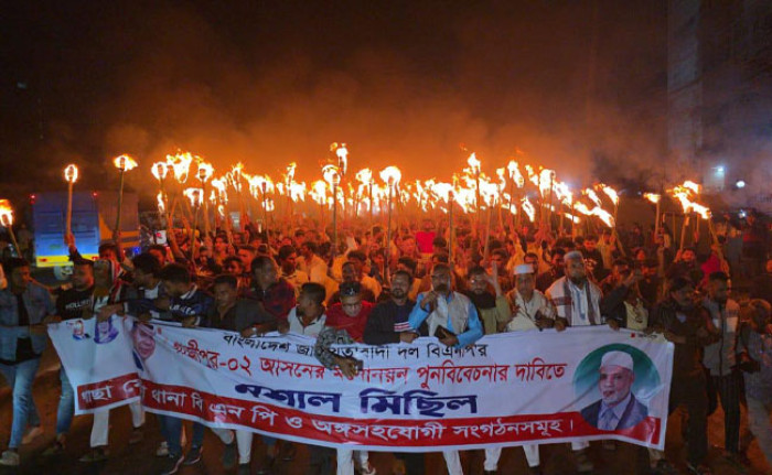  মনোনয়ন পুনর্বিবেচনার দাবিতে গাজীপুরে বিএনপির মশাল মিছিল