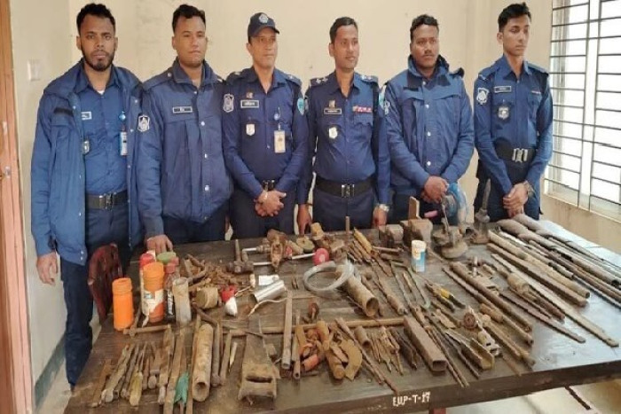 রামুতে অস্ত্র তৈরির কারখানার সন্ধান, বিপুল পরিমাণ সরঞ্জাম জব্দ