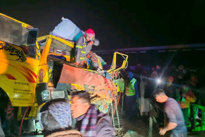 গাইবান্ধায় দাঁড়িয়ে থাকা ট্রাকের পেছনে চলন্ত ট্রাকের ধাক্কা, চালকসহ নিহত ২