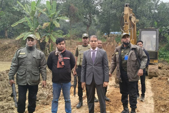 কাপাসিয়ায় অবৈধ বালু উত্তোলনের বিরুদ্ধে অভিযান: এসকেভেটর আটক