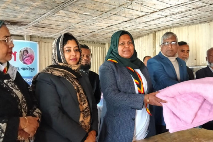 কাপাসিয়ায় গার্লস গাইডের উদ্যোগে শীতবস্ত্র বিতরণ