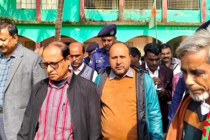 বিদ্যালয় পরিদর্শনে প্রাথমিক ও গণশিক্ষা উপদেষ্টা